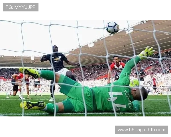 卢卡库强势起跳完成头顶攻门——力与美的完美结合